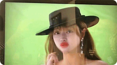 매력넘치는 오마이걸 유아 코스모폴리탄 촬영 모니터링 영상움짤.gif | 인스티즈