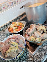 Olla con caldo de Navidad, carnes y verduras Olla con caldo de Navidad, carnes y verduras.
