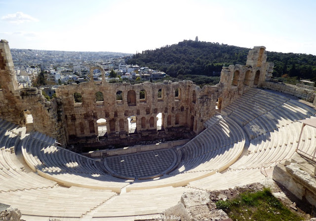 24 grudnia, Akropolis. 'Radosnych Świąt' z Partenonem w tle. Odeon Heroda Attyka, Ateny Grecja