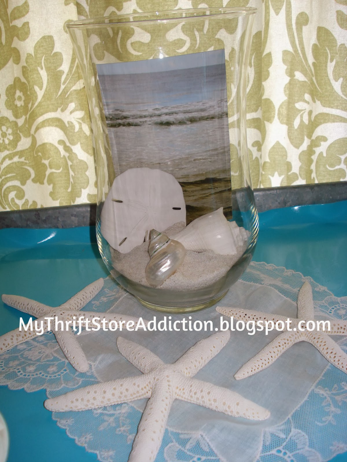 Create a beach in a jar featuring sand, shells, photos and other vacation mementos! mythriftstoreaddiction.blogspot.com Beach in a jar