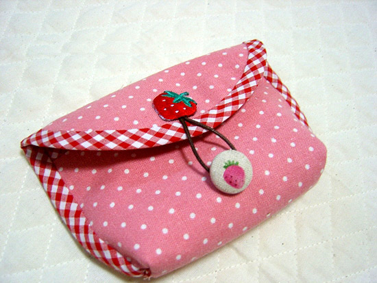 Strawberry pouch. DIY Tutorial Instruction. Purse with a button clasp.