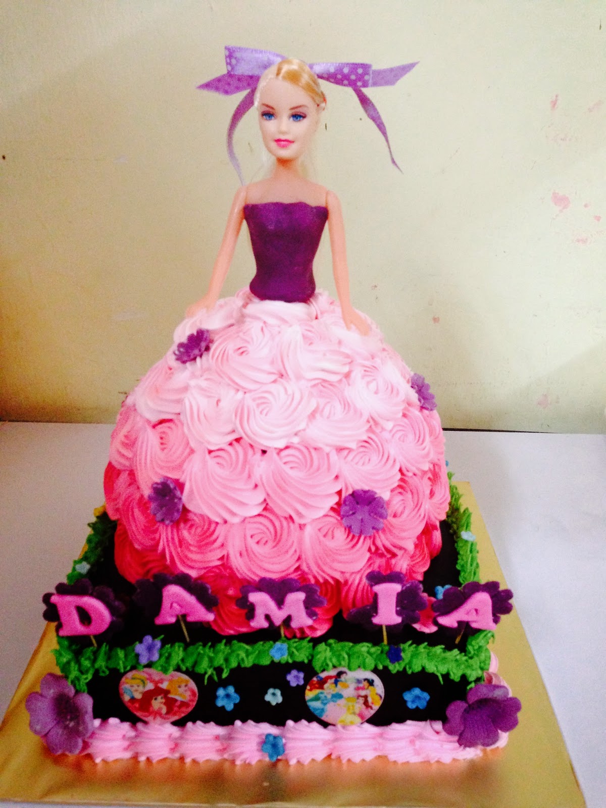 ninie cakes house Barbie Cakes with Base