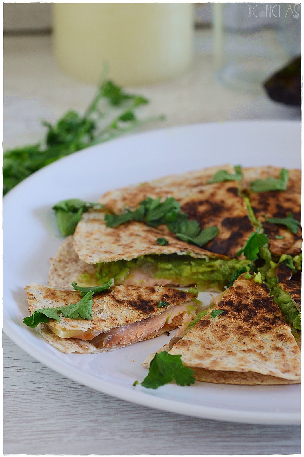 Quesadillas de salmón ahumado, aguacate y queso DECORECETAS