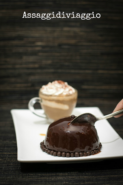 Cupoletta di bavarese al Baileys con cuore fondente al caffè e glassa al cioccolato ed Irish coffee