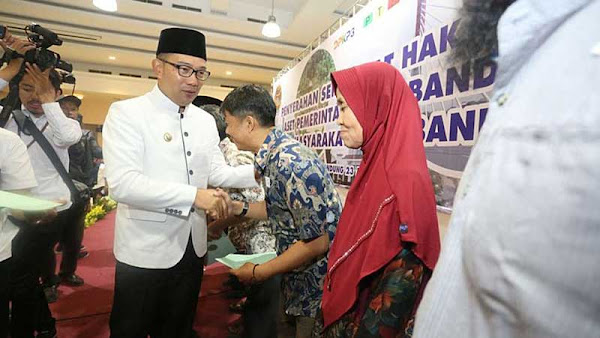 Pemkot Bandung dan BPN Serahkan 1.100 Sertifikat Tanah kepada Warga Pemkot Bandung dan BPN Serahkan 1.100 Sertifikat Tanah kepada Warga
