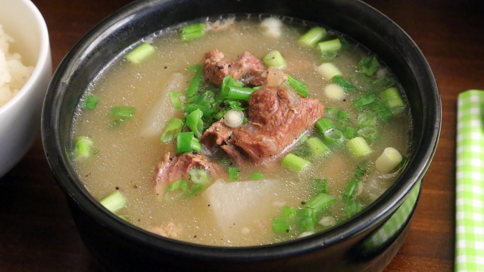 Бульон из говядины рецепт. Кальбитан корейский суп. Mandu-Guk корейский суп. Корейский суп Солонтан. Соллонтхан корейские супы.