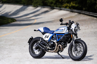 Ducati Scrambler Cafe Racer ambience-azul Ducati Scrambler Cafe Racer ambience-azul