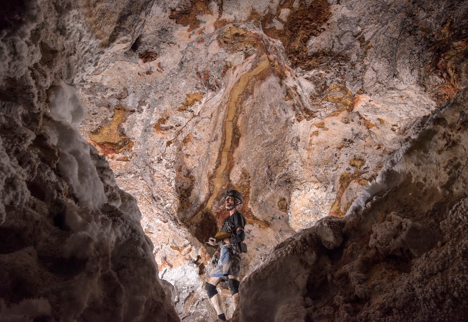 THE CHANDELIER MAZE & CHANDELIER BALLROOM. LECHUGUILLA CAVE, NEW MEXICO ADAM HAYDOCK