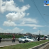 Carro colidiu contra mureta de proteção da ponte Igapó