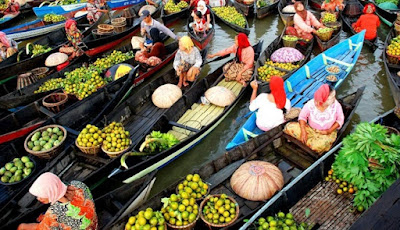 Pasar Apung Paling Unik dan Terkenal di Indonesia Pasar Apung Paling Unik dan Terkenal di Indonesia