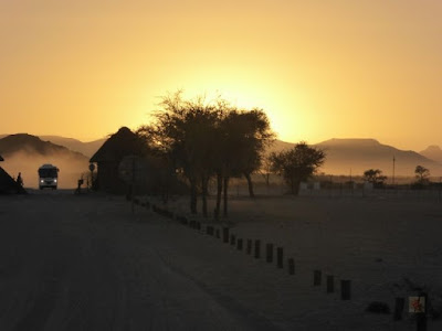 rasenfläche sonnenaufgang die namib dessert lodge ist eine schöne lodge weitläufig angelegt mit kleinen bungalows rasenflächen bäumen und einem schwimmbad reise namibia januar 2018 rasenfläche sonnenaufgang die namib dessert lodge ist eine schöne lodge weitläufig angelegt mit kleinen bungalows rasenflächen bäumen und einem schwimmbad reise namibia januar 2018