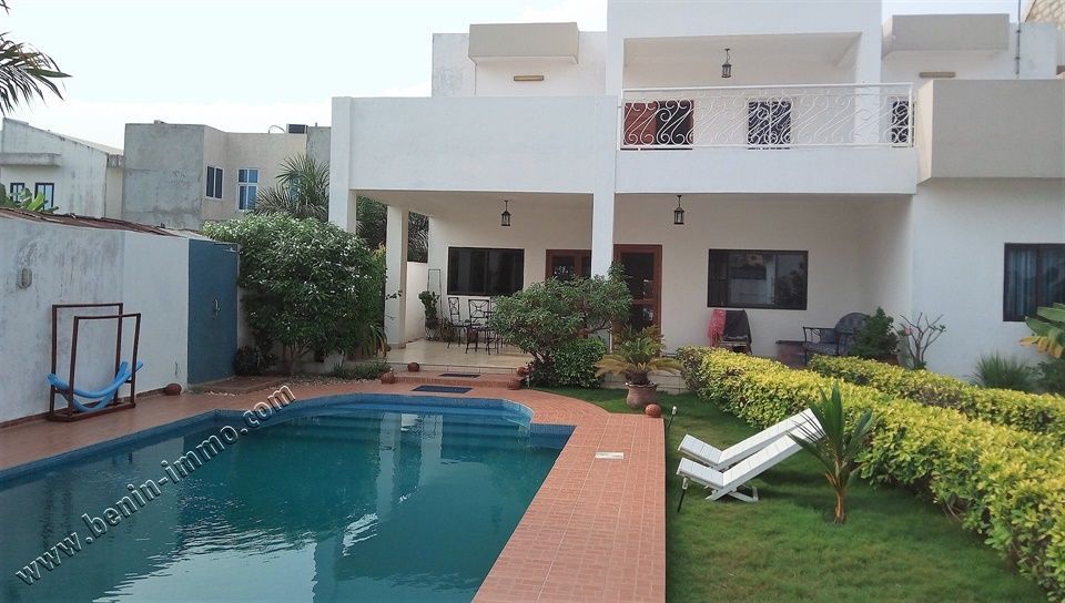 R0401, Une villa avec piscine et jardin à vendre à Cotonou A l'entrée