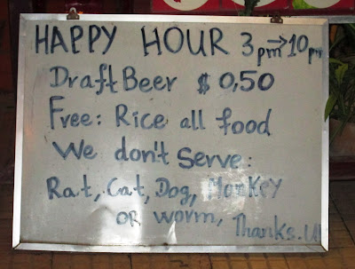 Por si dudabas de la carne que se sirve Cartel de aviso de un restautante en Siem Reap, Camboya