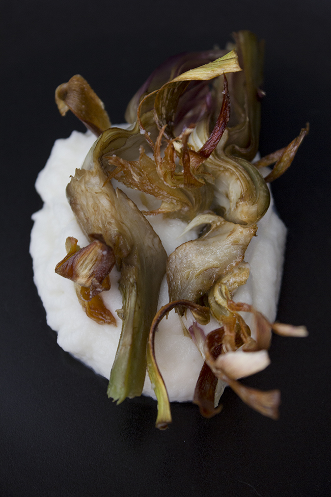 Alcachofas sobre pil-pil de coliflor