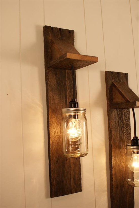 Desain lampu dinding dari kayu pallet bekas