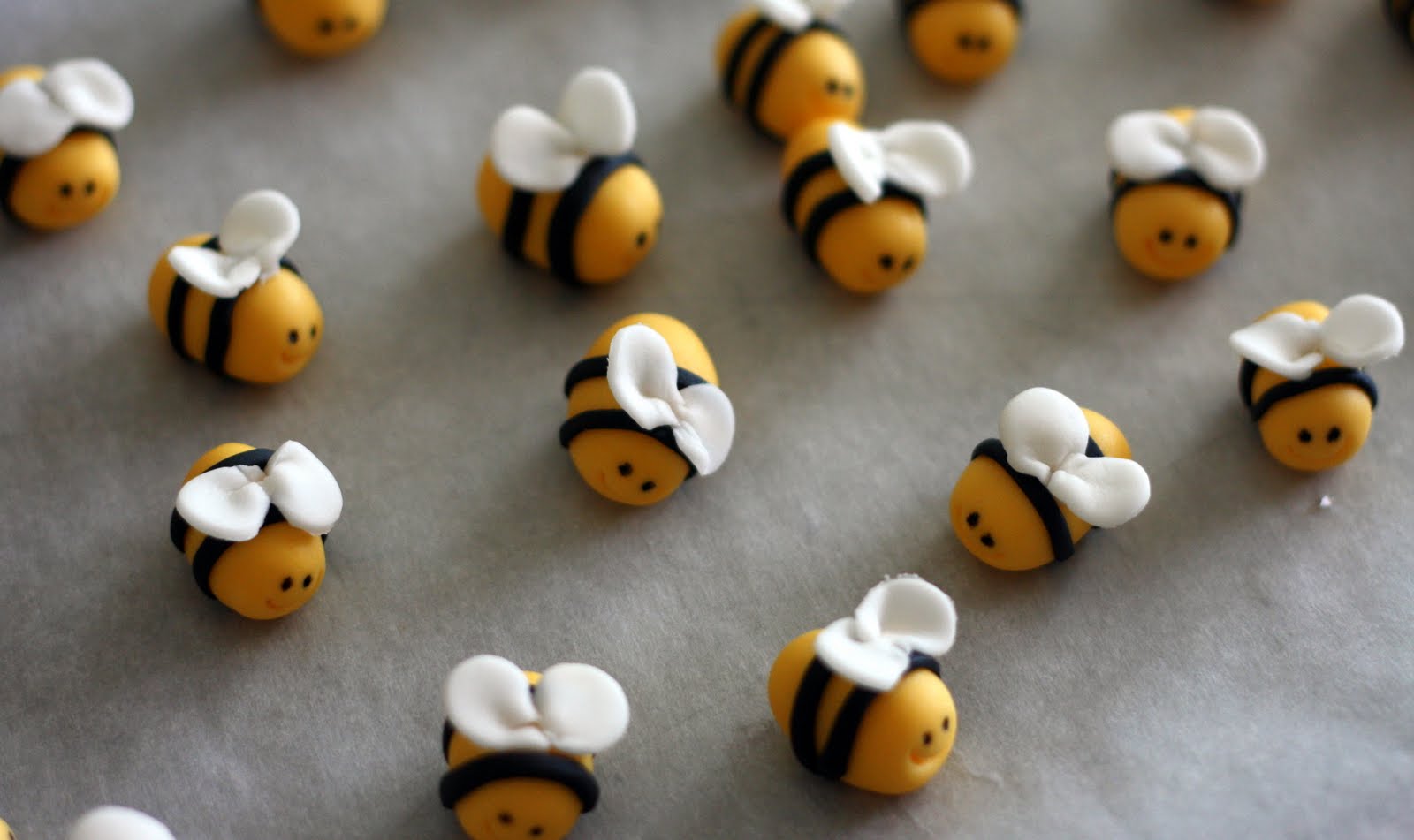 bccakes Bzzzz, bzzz! Finally here... The fondant bumble bee tutorial!
