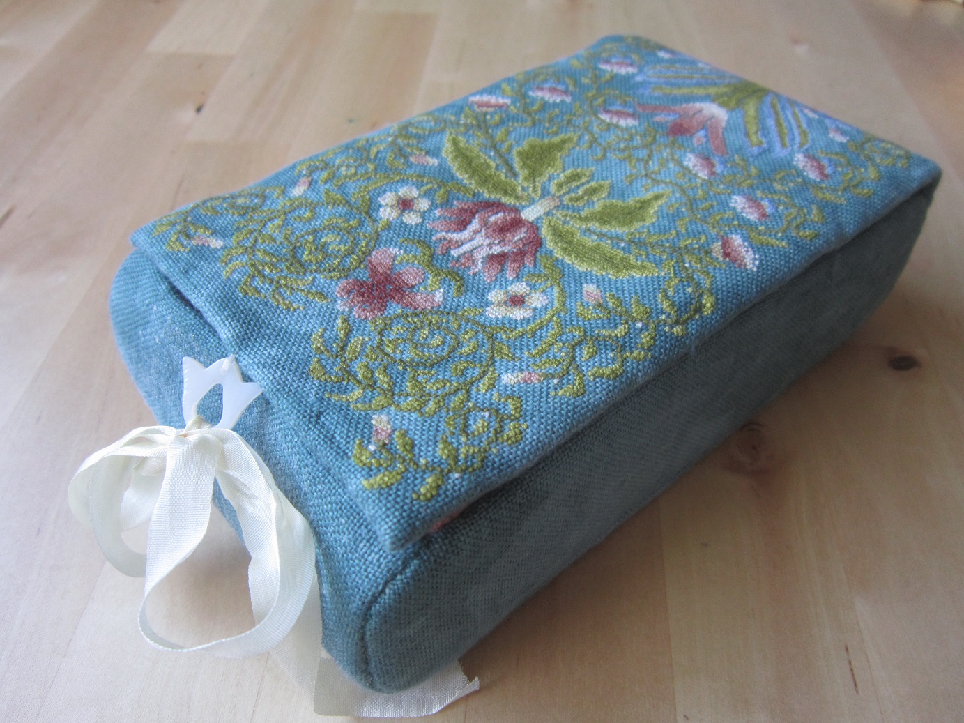 La caja en blanco English tapestry sewing box