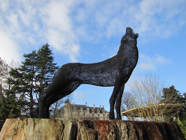 art instillation of wolf titled Entre ciel et terre in Loches public park