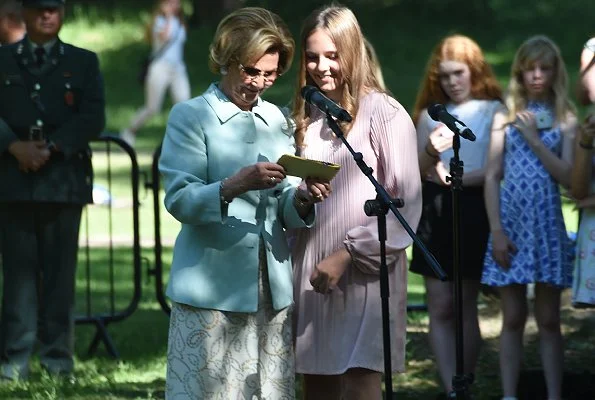 Queen Sonja attended the unveiling of sculptures in the Princess Ingrid Alexandra's Sculpture Park. Princess Ingrid Alexandra wore pink Maje dress