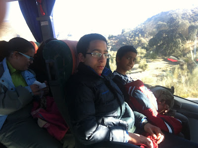 La imagen muestra a varios afiliados sentados en el autobús mientras viajamos hasta Granada.