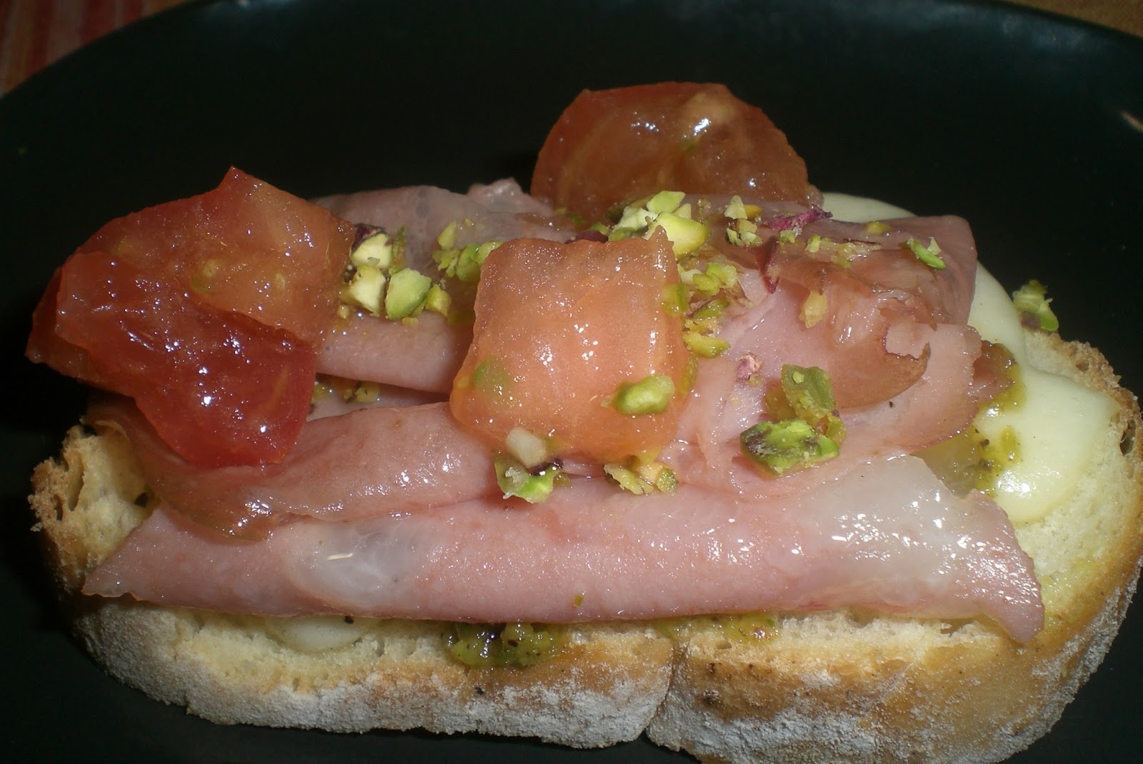 Pistacchio e mortadella per una bruschetta Fuori Binario. Curry