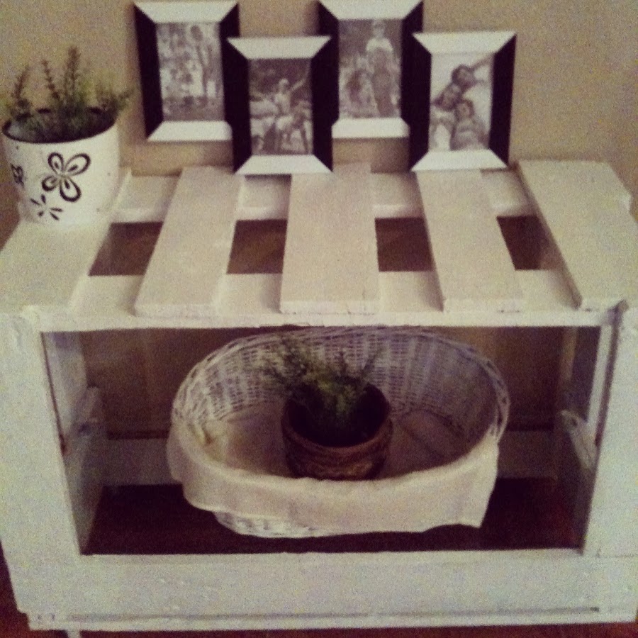 Mesa aparador con ruedas hecha con pallets reciclados