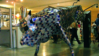 Escultura hecha con latas de red bull recicladas Escultura hecha con latas de red bull recicladas