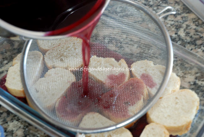 Colar el vino tinto para las torrijas Colar el vino tinto para las torrijas