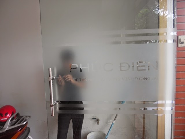 Các lỗi thường gặp khi thi công decal dán kính Các lỗi thường gặp khi thi công decal dán kính