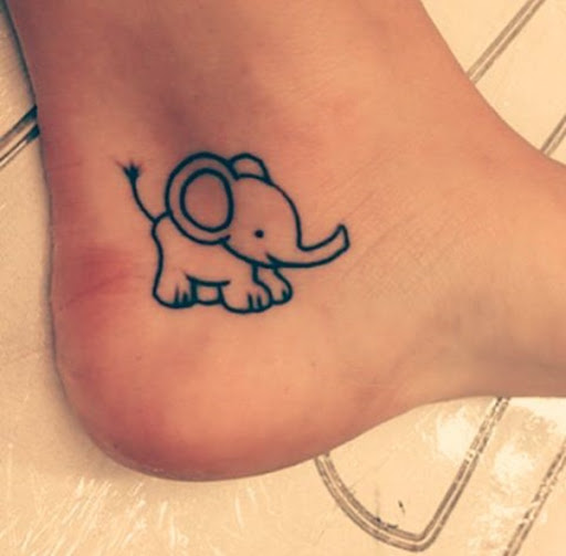 Outro exemplo de um desenho de elefante é processado em que o portador do calcanhar em tinta preta.