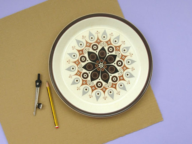 DIY Upcycled Sewing Thread Reels Wreath Tutorial use a large plate to draw the wreath shape