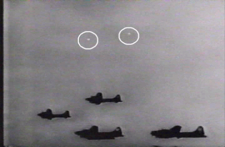foo fighters volando al lado de los aviones de la segunda guerra mundial