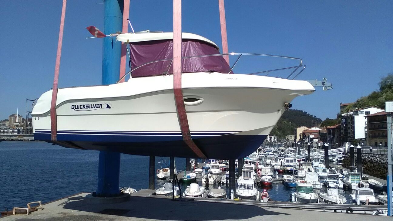 Viviendo a Pesar de la Crisis: Barco en Dique Seco