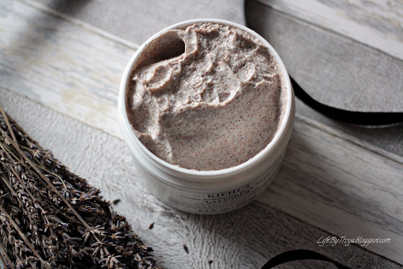 Review Kiehl's Gently Exfoliating Body Scrub “Lavender” and Lavender