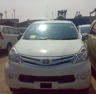 Mobil Toyota Avanza di Pelabuhan