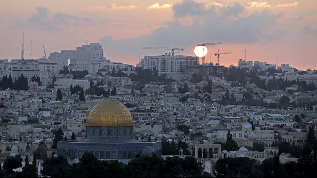 Ribuan Kaum Muslim, Kristiani, dan Yahudi Serentak Serukan Azan Bentuk Protes Larangan Israel Ini....