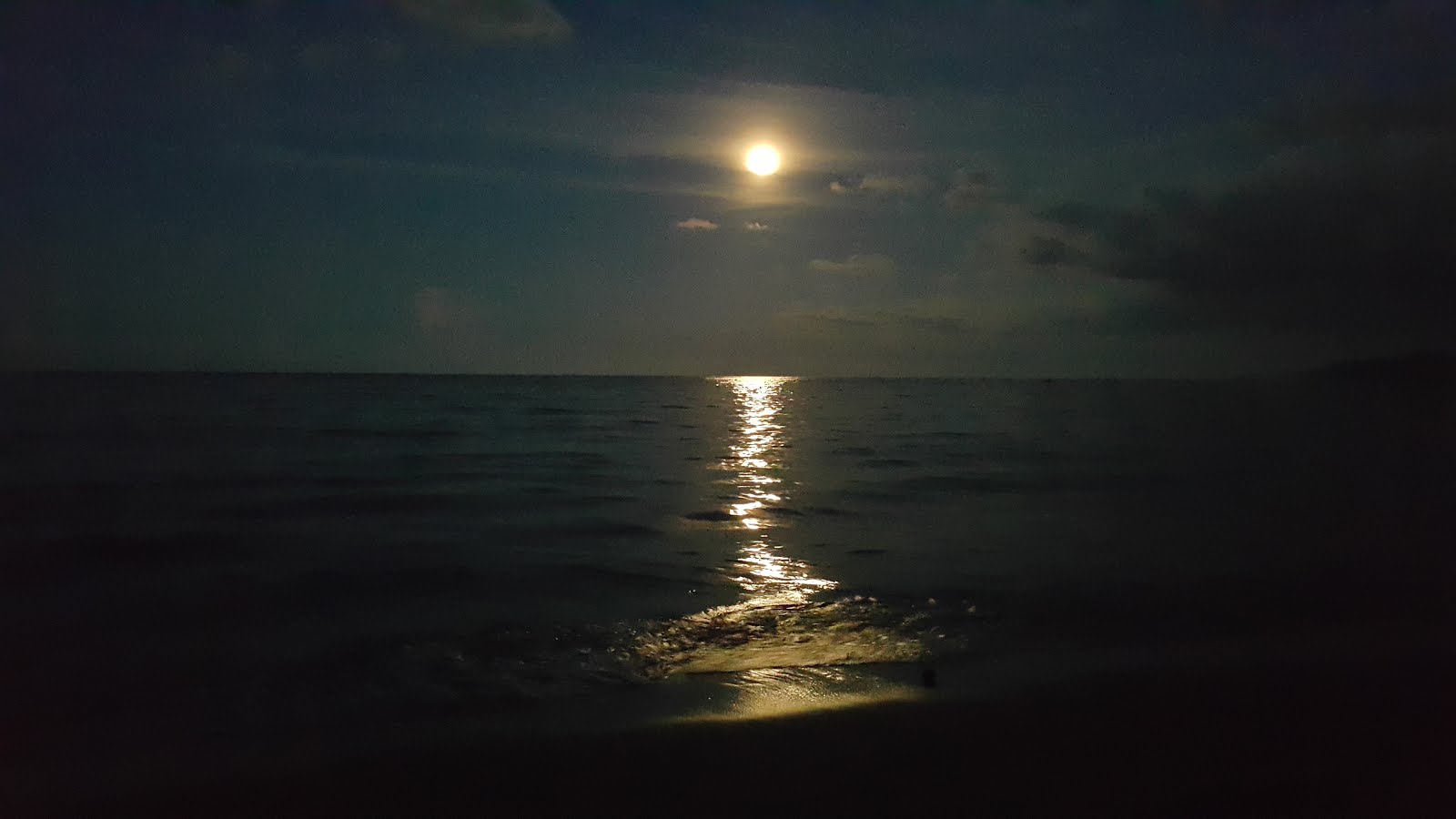 Terang Bulan di Amban Pantai