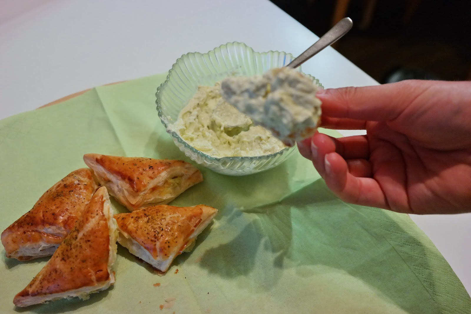 Miss Zuckerfee: Blätterteigtaschen|Dreiecke|gefüllt mit Käse-Pesto-Creme
