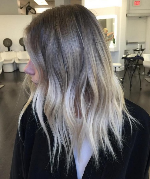 Si tienes cabello rizado grueso hay una gran variedad de peinados e ideas de color de pelo que halagan su cabellera perfectamente.