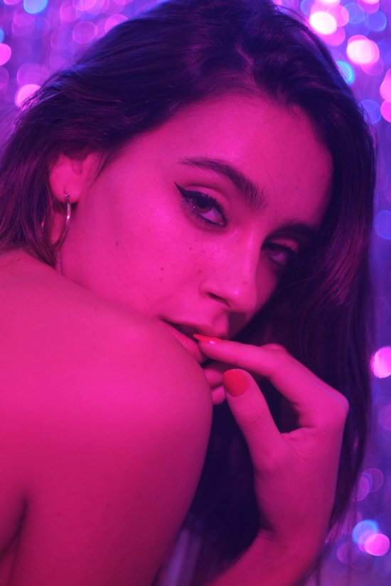 modelo francesa Carla Guetta fotografia Borja Álvarez RektMag sensual provocante luzes neon violeta roxo nudez