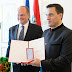 El barítono Erwin Schrott es condecorado con la medalla de honor de Austria