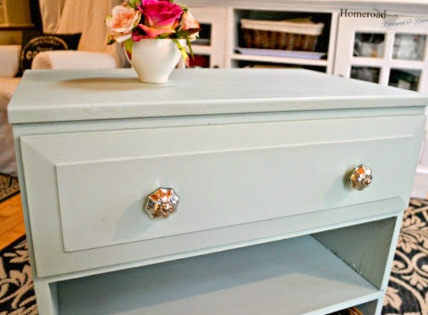 An Ugly Duckling Dresser Makeover with Fusion Mineral Paint www.homeroad.net