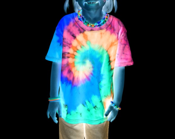 FUN KID CRAFT:  Make tie dye t-shirts that glow in the dark! (This is SO COOL!)