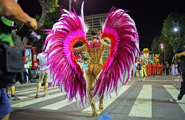 Samba queen dances Samba queen dances