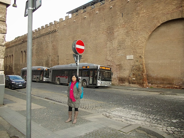 menanti bus menuju Koloseum Roma Italia Tempat menunggu bus nomor 40 tujuan Koloseum