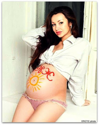 беременная дама в нижнем белье