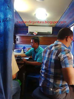 Suasana dalam mobil SIM Keliling
