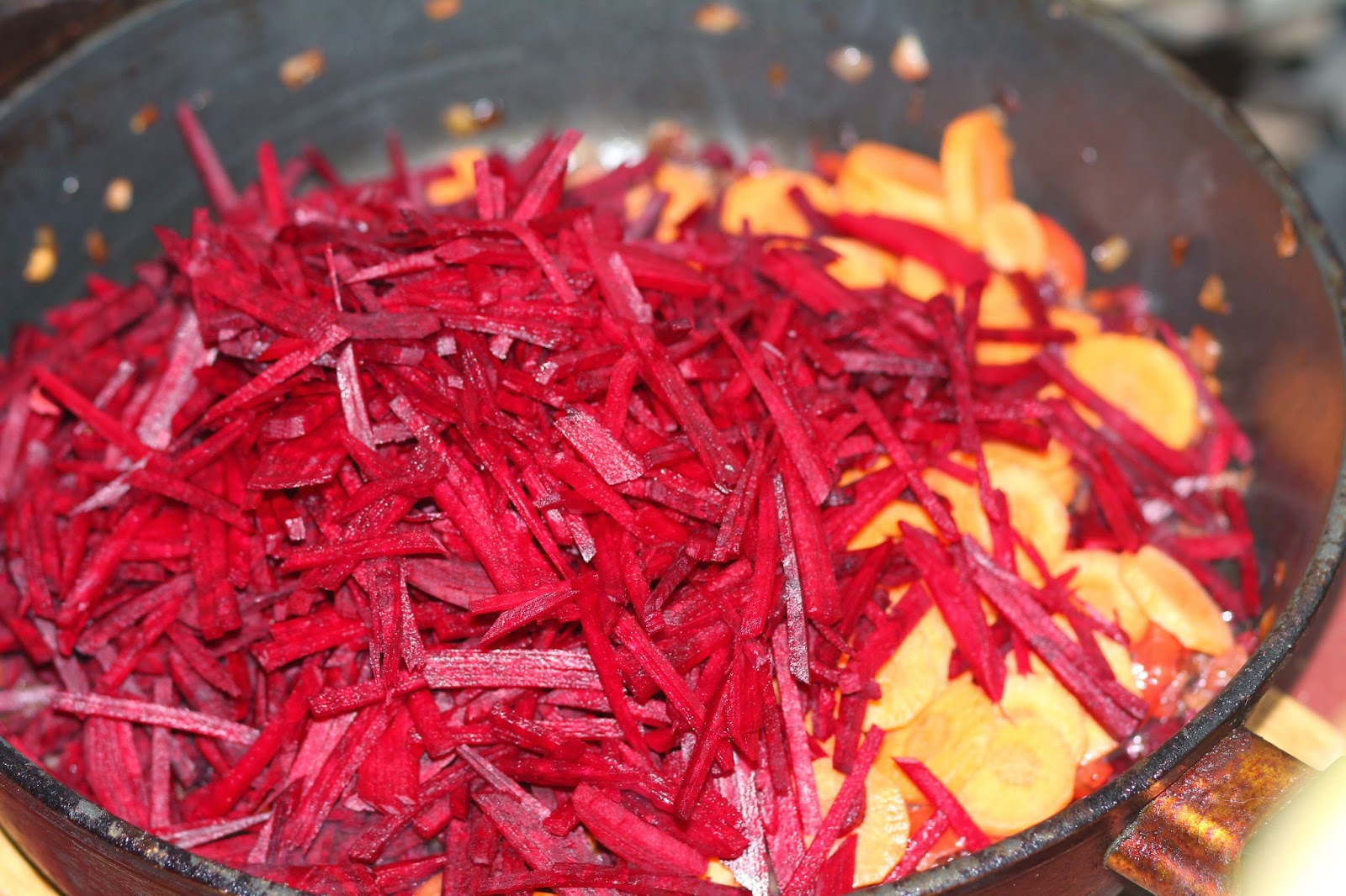 Борщ в мультиварке пошагово. Зажарка для борща натуральная купить. Зажарка для борща со свеклой. Как делать зажарку для борща. Как делать зажарку для борща.