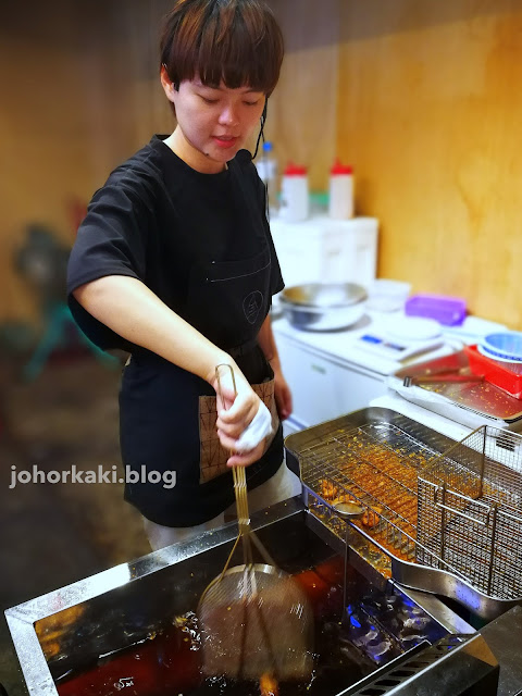 Fengjia Night Market. Taichung 溪小蝦創始店.逢甲国际观光夜市 Fengjia-Night-Market-Taichung-溪小蝦創始店.逢甲国际观光夜市