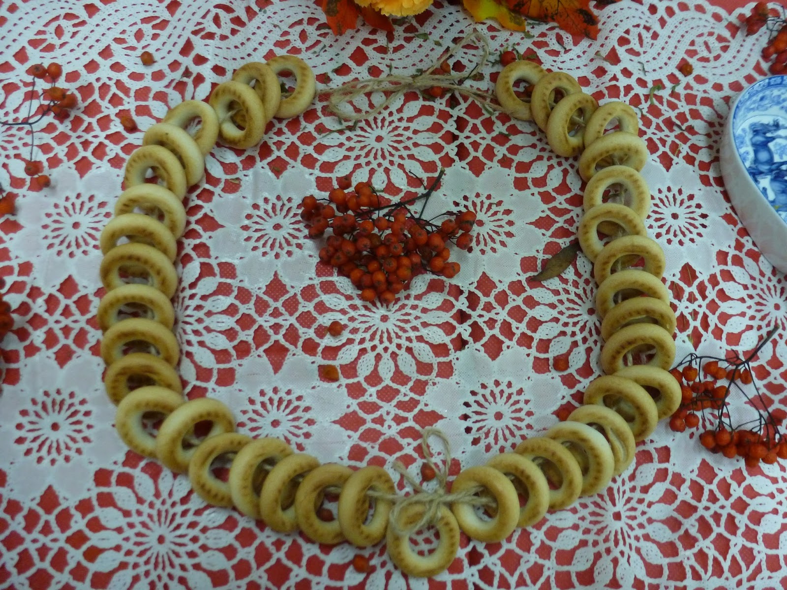 бусы из сушек. бусы из баранок. бусы из сушек и баранок. бусы из сушек. бусы из сушек.
